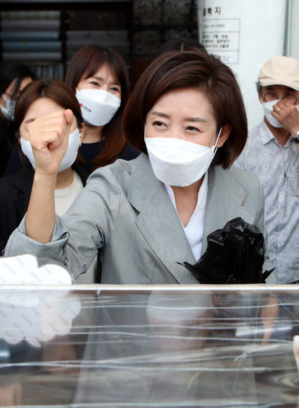 대구 시민들에게 인사하는 나경원