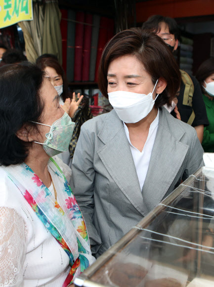 대구 시민들에게 인사하는 나경원