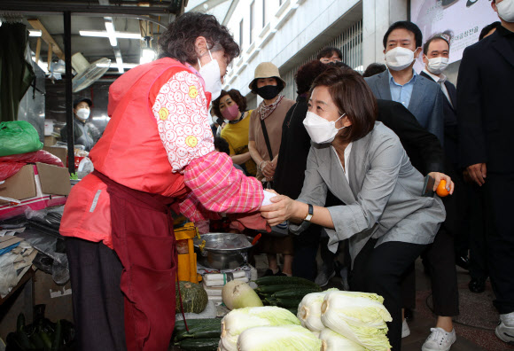 대구 서문시장 찾은 나경원
