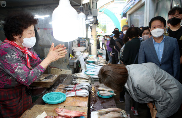 대구 서문시장 찾은 나경원