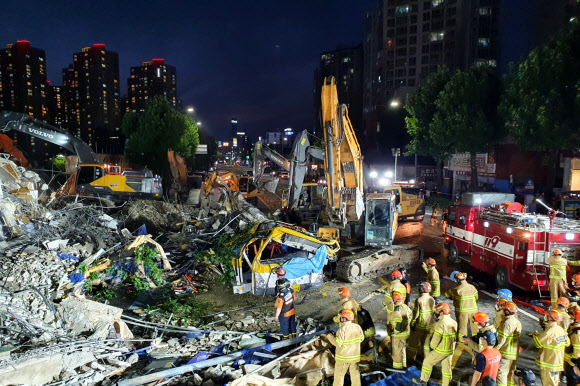 9일 광주 동구에서 철거 작업 중이던 건물이 무너져 도로 위를 달리던 시내버스가 건물 잔해에 매몰된 사고 현장에서 119 구조대원들이 구조 작업을 펼치고 있다. 광주 연합뉴스