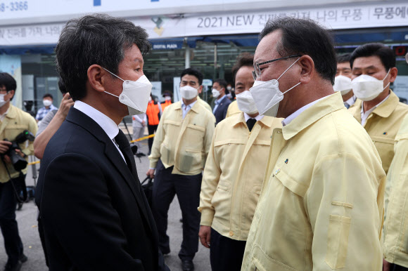 김부겸 국무총리가 10일 광주 동구 학동 재개발지역 철거건물 붕괴사고 현장을 방문, 시공사인 HDC현대산업개발의 정몽규 회장과 대화하고 있다. 2021.6.10  연합뉴스