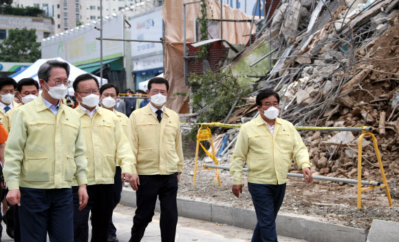 김부겸 국무총리가 10일 광주 동구 학동 재개발지역 철거건물 붕괴사고 현장을 방문해 보고를 받은 뒤 둘러보고 있다. 2021.6.10  연합뉴스