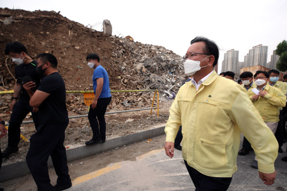 김부겸 국무총리가 10일 광주 동구 학동 재개발지역 철거건물 붕괴사고 현장을 방문해 보고를 받은 뒤 둘러보고 있다. 2021.6.10  연합뉴스