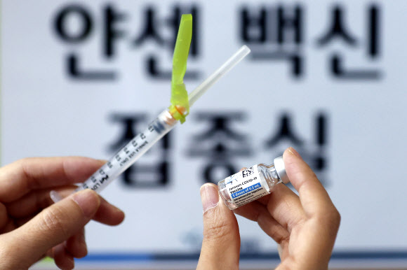 의료진이 코로나19 얀센 백신 접종을 준비하고 있다. 연합뉴스