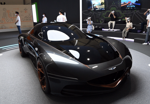 10일 서울 상암동 문화비축기지에서 열린 서울 스마트모빌리티 엑스포를 찾은 관람객들이 전시를 둘러보고 있다. 2021. 6. 10 정연호 기자 tpgod@seoul.co.kr