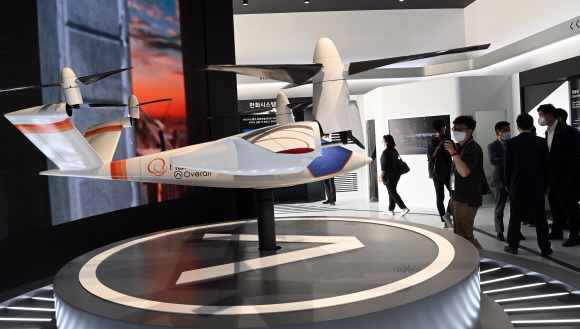 10일 서울 상암동 문화비축기지에서 열린 서울 스마트모빌리티 엑스포를 찾은 관람객들이 전시를 둘러보고 있다. 2021. 6. 10 정연호 기자 tpgod@seoul.co.kr