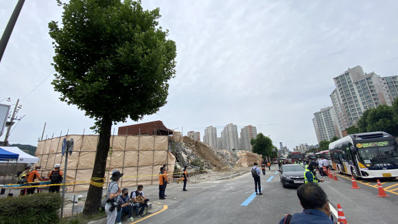 전날 도로를 덮쳤던 건물 잔해물은 어느 정도 정리된 모습이다. 광주 연합뉴스