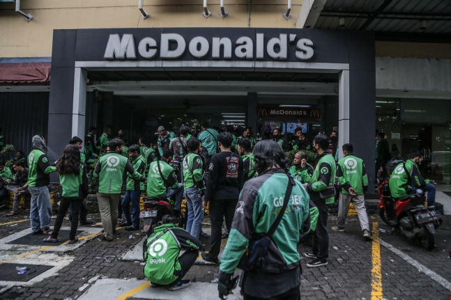 자카르타 남부 외곽 도시 보고르의 한 맥도날드 매장에 배달기사 수십여명이 BTS 세트를 사기 위해 몰린 모습. AFP 연합뉴스