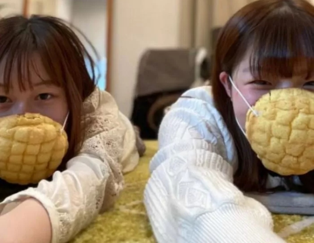 일본에서 갓 구운 메론빵에 마스크 줄을 달아 마스크처럼 착용할 수 있게 한 제품이 출시됐다. SNS 캡처