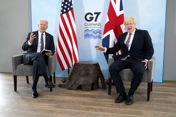 조 바이든(왼쪽) 미국 대통령과 보리스 존슨 영국 총리가 10일 영국 콘월 카비스 베이 호텔에 마련된 환담장에서 대화를 나누고 있다. 두 정상은 11일부터 13일까지 이곳에서 열리는 주요 7개국(G7) 정상회의에 앞서 양자회담을 가졌다. 콘월 AP 연합뉴스