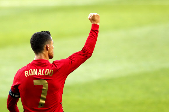 포르투갈의 크리스티아누 호날두가 10일(한국시간) 이스라엘과의 친선전에서 골을 넣은 뒤 기뻐하고 있다. AP 연합뉴스