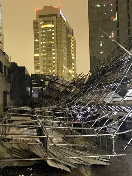 서울 반포동 호텔 철거현장 구조물 붕괴…인명피해 없어