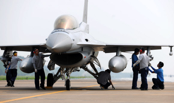 공군은 지난 8일 사고로 중단했던 KF-16의 비행을 14일부터 단계적으로 재개할 예정이라고 11일 밝혔다. 사진은 2010년 20전투비행단에서 KF-16 전투기를 점검하는 모습. 연합뉴스