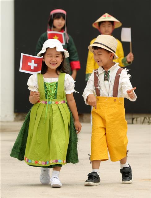 ‘스위스 민속의상 입은 어린이들의 즐거운 워킹’