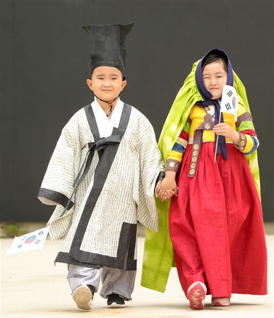 ‘매력 발산하며 워킹하는 어린이들’