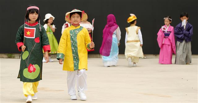 베트남 민속의상 입고 워킹하는 어린이들