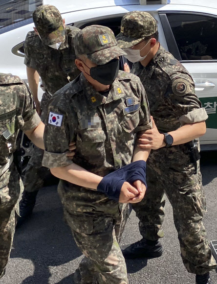 ‘공군 부사관 2차가해’ 상관 영장실질심사 출석