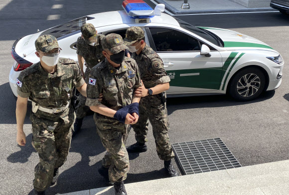 ‘공군 부사관 2차가해’ 상관 영장실질심사 출석