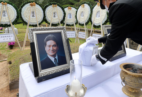 ‘아시아의 물개’ 故 조오련, 대전현충원 안장