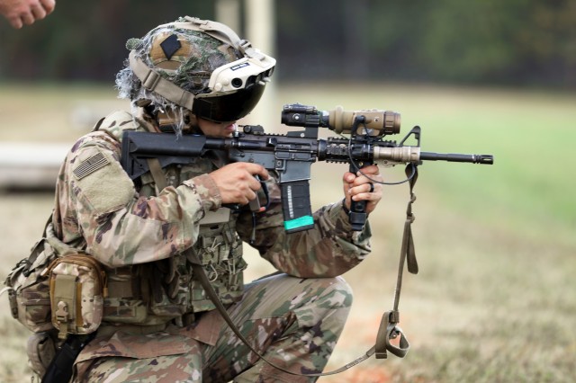 미 육군이 도입한 AR 헤드셋 ‘IVAS’를 착용하고 사격하는 병사. 전장 상황을 미리 파악하고 전투하기 때문에 아군 피해를 최소화하고 승리할 가능성이 높아진다. 미 육군 홈페이지
