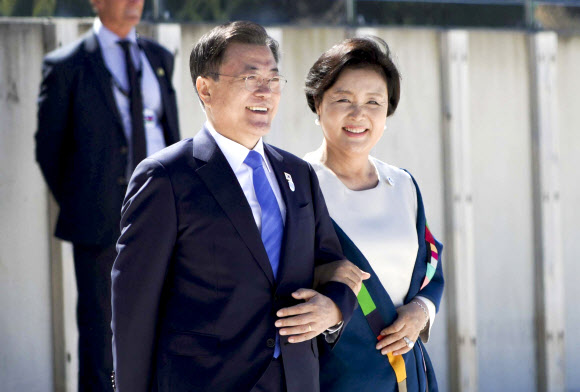 공식 환영식 참석하는 문 대통령 내외