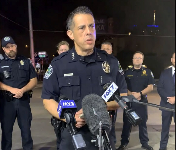 12일(현지시간) 미국 텍사스주 오스틴에서 경찰이 현지 총격사건에 대해 브리핑을 하고 있다. AP