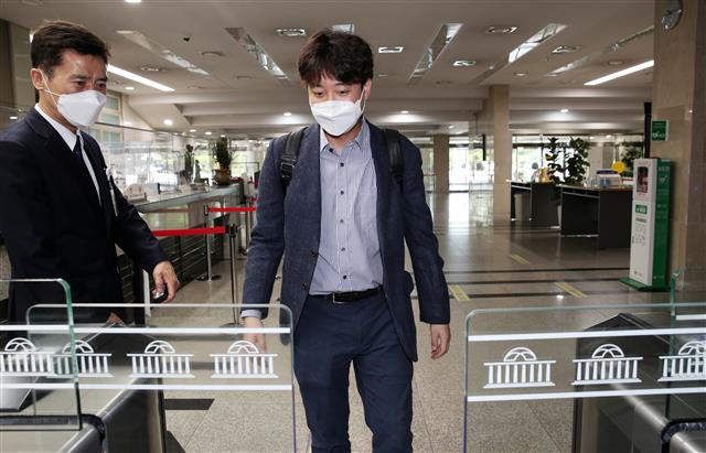 출근하는 이준석 국민의힘 신임 대표