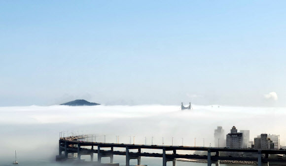 해무에 가려진 부산 광안대교