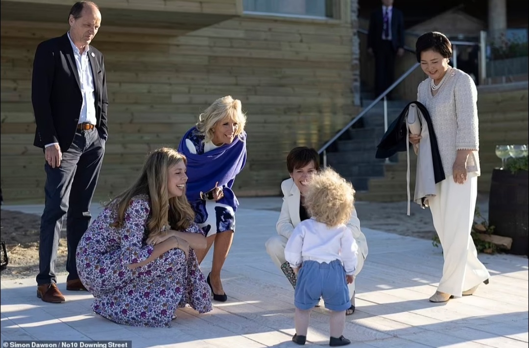 주요 7개국(G7) 정상회의 초청국인 영국 보리스 존슨 영국 총리가 캐리 존슨 여사 사이에서 낳은 한살배기 아들을 공개했다. 데일리 매일 캡처