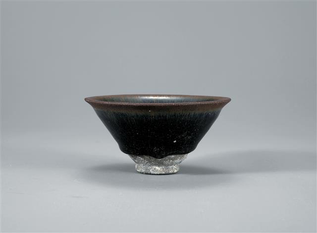 1975년 전남 신안 앞바다에서 발견된 신안선은 중세 동아시아 문화상을 보여 주는 보고다. 사진은 신안선에서 나온 송대의 흑유 찻잔. 국립중앙박물관 소장.