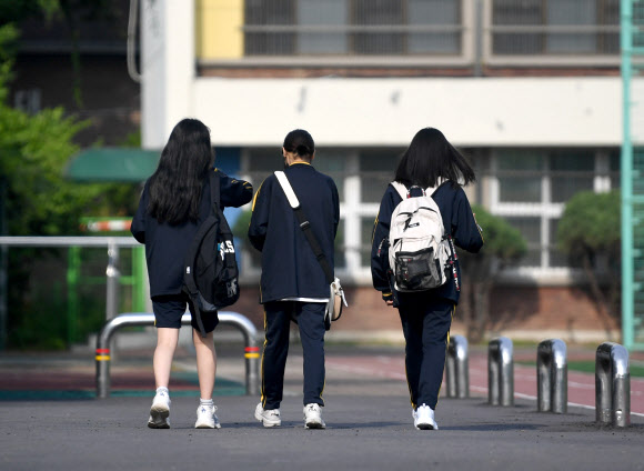 수도권 중학교 등교수업이 확대된 14일 서울 강남구 언주중학교에서 학생들이 등교하고 있다. 2021.6.14  사진공동취재단