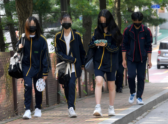 수도권 중학교 등교수업이 확대된 14일 서울 강남구 언주중학교에서 학생들이 등교하고 있다. 2021.6.14  사진공동취재단