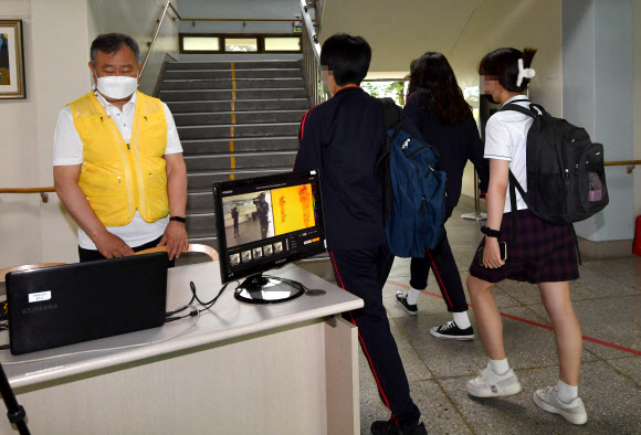 수도권 중학교 등교수업이 확대된 14일 서울 강남구 언주중학교에서 학생들이 등교하고 있다. 2021.6.14  사진공동취재단