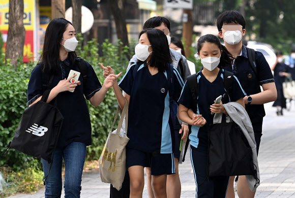 수도권 중학교의 등교 수업이 확대된 14일 오전 서울 양천구 월촌중학교에서 학생들이 등교하고 있다. 교육부는 이날부터 현행 사회적 거리두기 2단계에서의 학교 밀집도 기준이 기존 3분의 1에서 3분의 2로 조정된다고 밝혔다. 2021.6.14  사진공동취재단