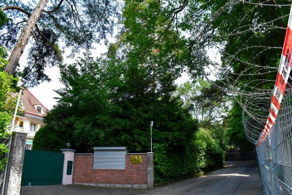 오는 16일(현지시간) 스위스 제네바에서 조 바이든 미국 대통령과 블라디미르 푸틴 러시아 대통령의 첫 정상 회담을 앞두고 회담 장소인 그렁주 공원은 철조망 등으로 폐쇄 조처됐다. 사진은 그렁주 공원 옆에 자리한 주제네바 북한 대표부 모습. 2021.6.14  연합뉴스