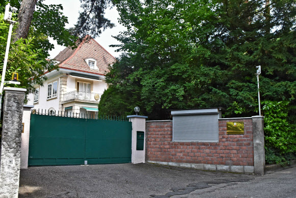 오는 16일(현지시간) 스위스 제네바에서 조 바이든 미국 대통령과 블라디미르 푸틴 러시아 대통령의 첫 정상 회담이 열리는 가운데, 회담 장소인 그렁주 공원 옆에 자리한 주제네바 북한 대표부 모습. 2021.6.14  연합뉴스