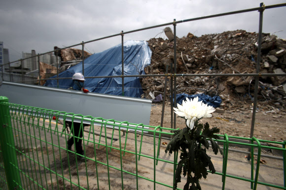 14일 오후 광주 동구 학동4구역 철거 건물 붕괴 참사 현장에서 공사 관계자가 안전 펜스를 설치하고 있다. 2021.6.14  연합뉴스