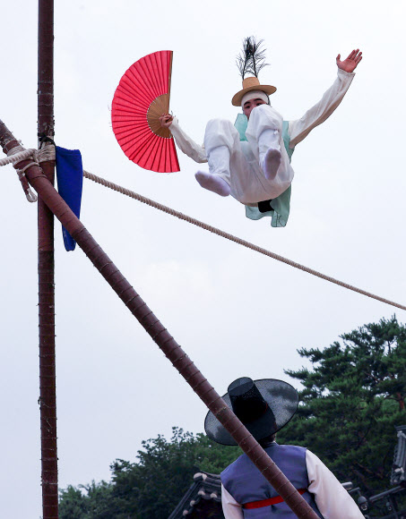 남산국악당 주최로 14일 오후 서울 중구 남산골한옥마을에서 열린 ‘라이브(LIVE) 남산’ 행사에서 줄타기 명인 남창동 씨가 공연을 펼치고 있다.  라이브 남산은 포스트 코로나 시대의 다양한 관객 경험을 수용하기 위해 온오프라인 통합 콘텐츠 공연으로 기획됐다. 한옥마을 야외 공간에 30명 이내의 예약 관객을 받고 온라인 플랫폼을 통해서도 공연을 생중계한다. 2021.6.14  연합뉴스