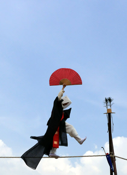 남산국악당 주최로 14일 오후 서울 중구 남산골한옥마을에서 열린 ‘라이브(LIVE) 남산’ 행사에서 줄타기 명인 남창동 씨가 공연을 펼치고 있다.  라이브 남산은 포스트 코로나 시대의 다양한 관객 경험을 수용하기 위해 온오프라인 통합 콘텐츠 공연으로 기획됐다. 한옥마을 야외 공간에 30명 이내의 예약 관객을 받고 온라인 플랫폼을 통해서도 공연을 생중계한다. 2021.6.14  연합뉴스