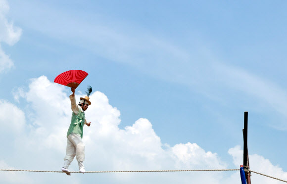 남산국악당 주최로 14일 오후 서울 중구 남산골한옥마을에서 열린 ‘라이브(LIVE) 남산’ 행사에서 줄타기 명인 남창동 씨가 공연을 펼치고 있다.  라이브 남산은 포스트 코로나 시대의 다양한 관객 경험을 수용하기 위해 온오프라인 통합 콘텐츠 공연으로 기획됐다. 한옥마을 야외 공간에 30명 이내의 예약 관객을 받고 온라인 플랫폼을 통해서도 공연을 생중계한다. 2021.6.14  연합뉴스