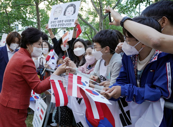 문재인 대통령과 오스트리아를 국빈 방문한 김정숙 여사가 13일 오후(현지시간) 비엔나 숙소 앞에서 교민들과 인사하고 있다. 2021.6.14  연합뉴스