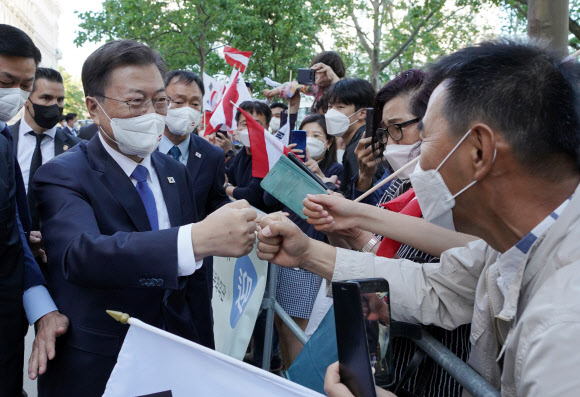 오스트리아를 국빈방문중인 문재인 대통령이 지난 13일 오후(현지시간) 비엔나 숙소 앞에서 교민들과 인사하고 있다. 2021.6.14  연합뉴스