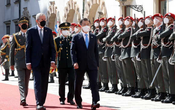 오스트리아를 국빈 방문중인 문재인 대통령이 14일(현지시간) 비엔나 호프부르크궁 발하우스 광장에서 열린 공식환영식에서 알렉산더 판데어벨렌 대통령과 의장대를 사열하고 있다. 2021.6.14  연합뉴스