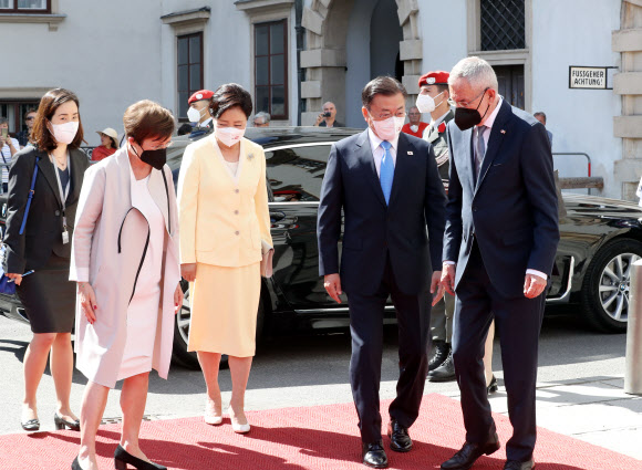 오스트리아를 국빈 방문중인 문재인 대통령과 김정숙 여사가 14일(현지시간) 비엔나 호프부르크궁 발하우스 광장에서 열린 공식환영식에 알렉산더 판데어벨렌 오스트리아 대통령 내외와 참석하고 있다. 2021.6.14  연합뉴스