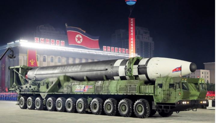 스웨덴 싱크탱크 스톡홀름국제평화연구소(SIPRI)는 14일 연례보고서를 통해 북한을 비롯해 미국과 러시아, 영국, 프랑스, 중국, 인도, 파키스탄, 이스라엘 등 9개국을 핵보유국으로 분류하면서 북한이 보유한 핵탄두 수는 40~50개로 추정된다고 밝혔다. 사진은 북한의 대륙간탄도미사일(ICBM). EPA 연합뉴스