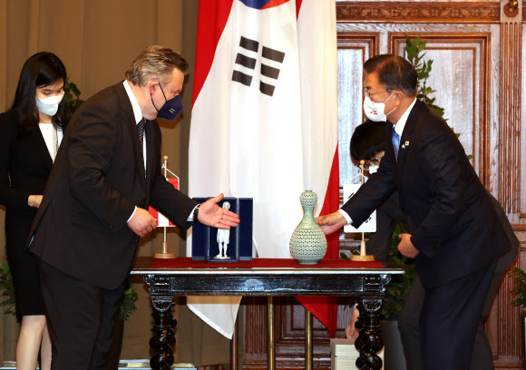 오스트리아를 국빈 방문중인 문재인 대통령이 14일(현지시간) 빈 시청을 방문, 미카엘 루드비히 빈 시장과 각각의 선물을 교환하고 있다. 2021.6.15  연합뉴스