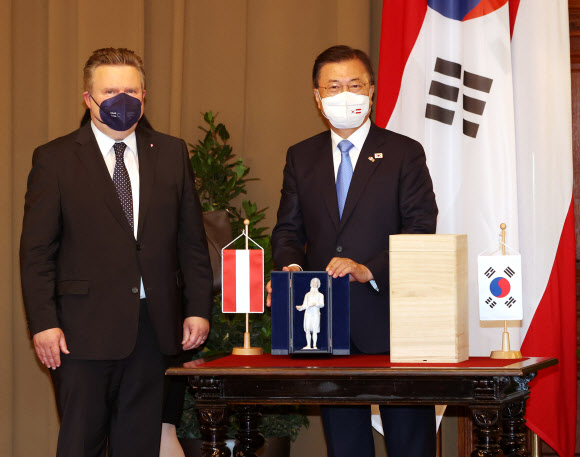 오스트리아를 국빈 방문중인 문재인 대통령이 14일(현지시간) 빈 시청을 방문, 미카엘 루드비히 비엔나 시장과 각각의 선물을 교환하고 기념사진을 촬영하고 있다. 2021.6.15  연합뉴스