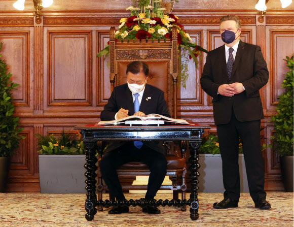 오스트리아를 국빈 방문중인 문재인 대통령이 14일(현지시간) 빈 시청을 방문, 방명록에 서명하고 있다. 2021.6.15  연합뉴스