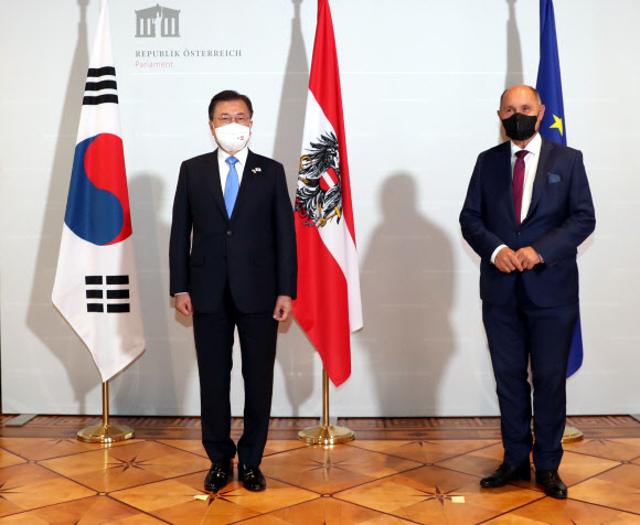 오스트리아를 국빈 방문중인 문재인 대통령이 14일(현지시간) 빈 의회도서관을 방문, 소보트카 오스트리아 하원의장과 면담에 앞서 기념촬영을 하고 있다. 2021.6.15  연합뉴스